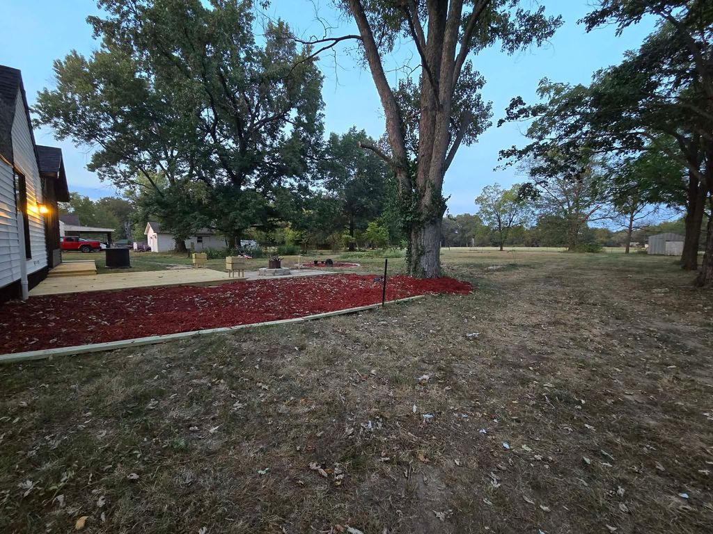 Image 4 of property listing at 14322 MEMORY Lane, Mt Vernon, IL 62864