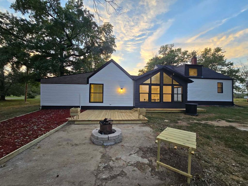 Image 7 of property listing at 14322 MEMORY Lane, Mt Vernon, IL 62864