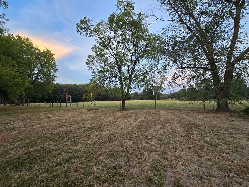 Image 10 of property listing at 14322 MEMORY Lane, Mt Vernon, IL 62864