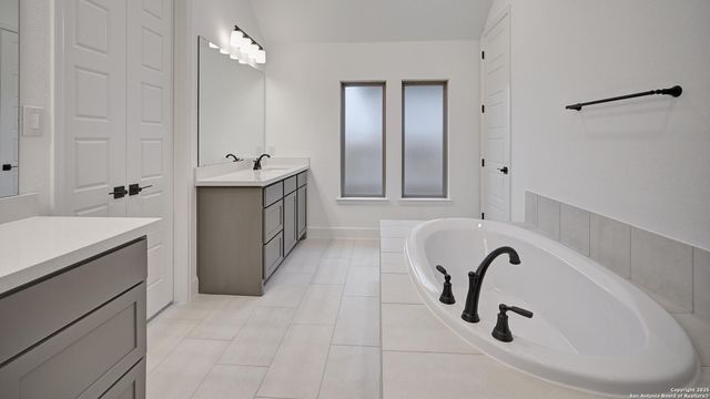 183 Mountain Oak, Castroville, TX 78009