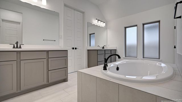 183 Mountain Oak, Castroville, TX 78009