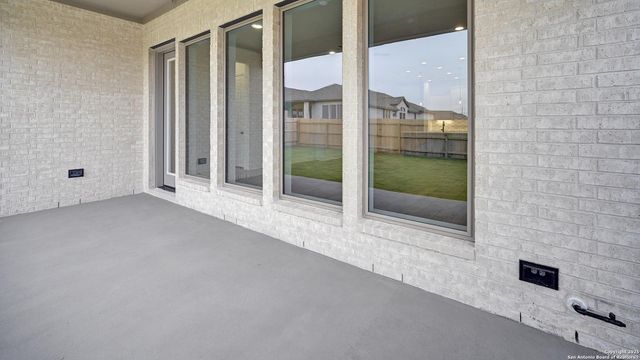 183 Mountain Oak, Castroville, TX 78009