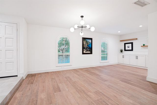 3817 Crestpark Drive, Farmers Branch, TX 75244