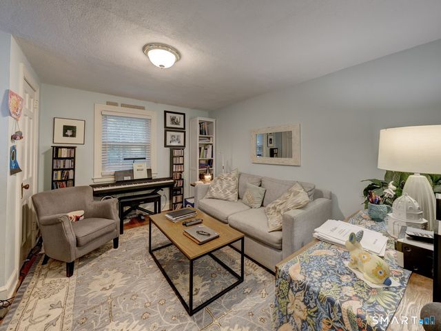 338 Ridgewood Road, West Hartford, CT 06107