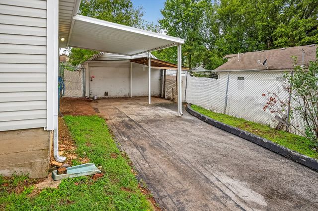 2323 N Missouri Avenue, Springfield, MO 65803