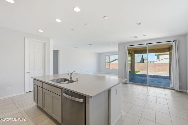 8000 S Expedition Drive, Tucson, AZ 85747