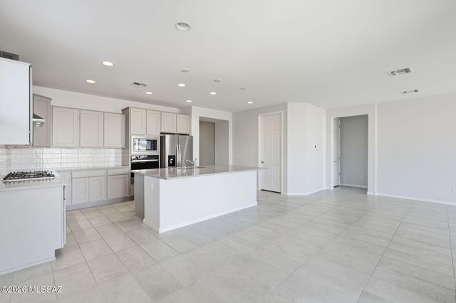 8000 S Expedition Drive, Tucson, AZ 85747