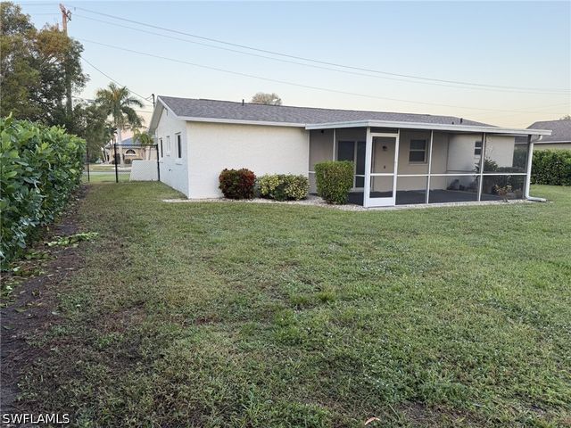 525 SE 11th CT, Cape Coral, FL 33990