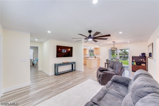 525 SE 11th CT, Cape Coral, FL 33990