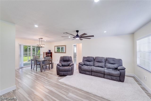 525 SE 11th CT, Cape Coral, FL 33990