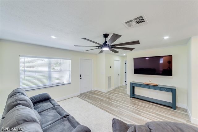 525 SE 11th CT, Cape Coral, FL 33990