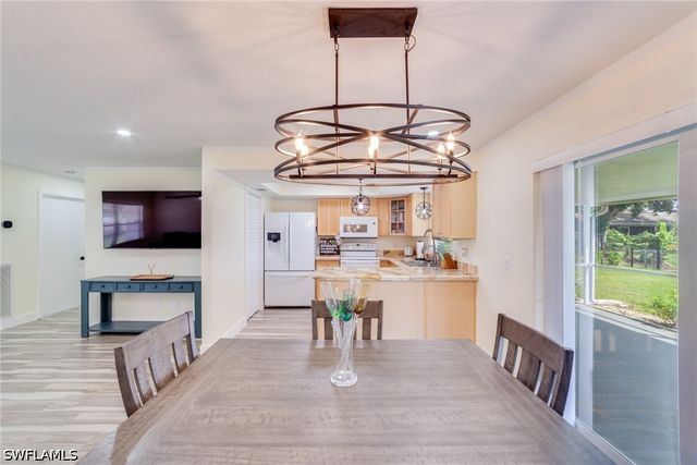 525 SE 11th CT, Cape Coral, FL 33990