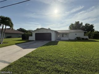 525 SE 11th CT, Cape Coral, FL 33990