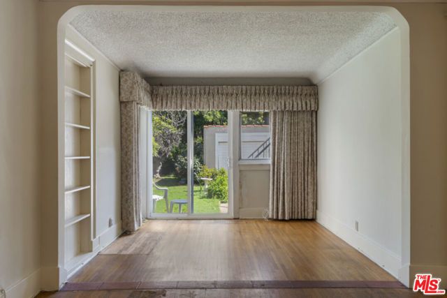 246 N Irving Boulevard, Los Angeles, CA 90004