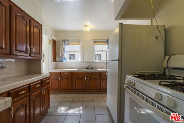 246 N Irving Boulevard, Los Angeles, CA 90004