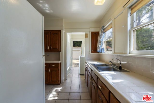 246 N Irving Boulevard, Los Angeles, CA 90004