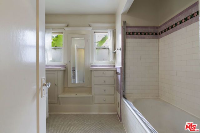 246 N Irving Boulevard, Los Angeles, CA 90004