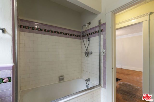 246 N Irving Boulevard, Los Angeles, CA 90004