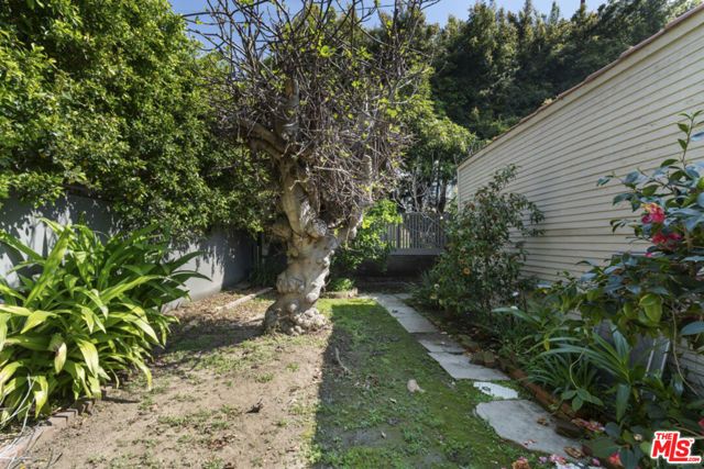 246 N Irving Boulevard, Los Angeles, CA 90004