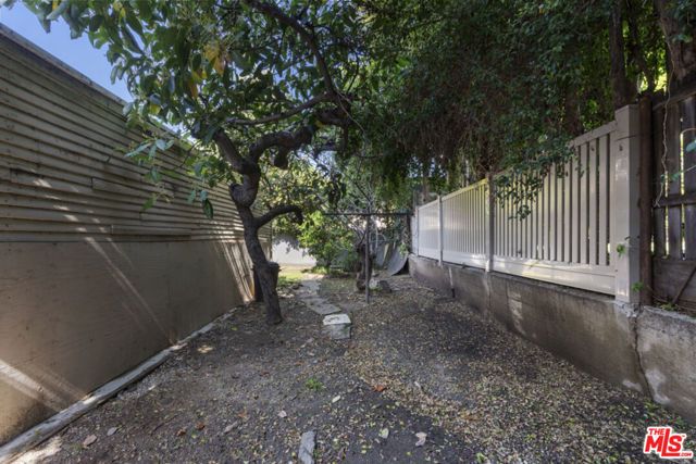 246 N Irving Boulevard, Los Angeles, CA 90004