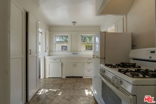 246 N Irving Boulevard, Los Angeles, CA 90004