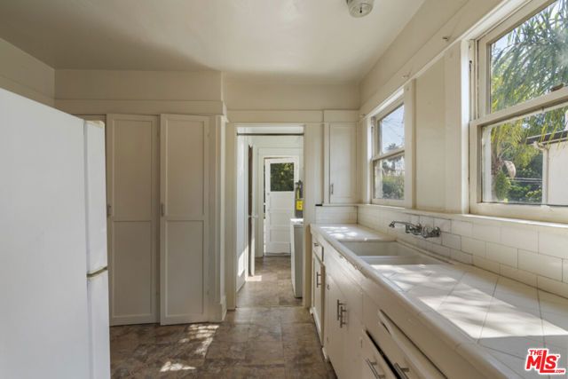 246 N Irving Boulevard, Los Angeles, CA 90004