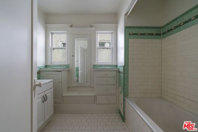 246 N Irving Boulevard, Los Angeles, CA 90004