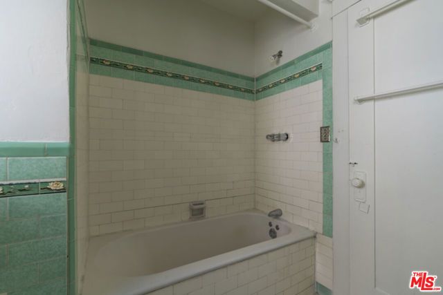 246 N Irving Boulevard, Los Angeles, CA 90004