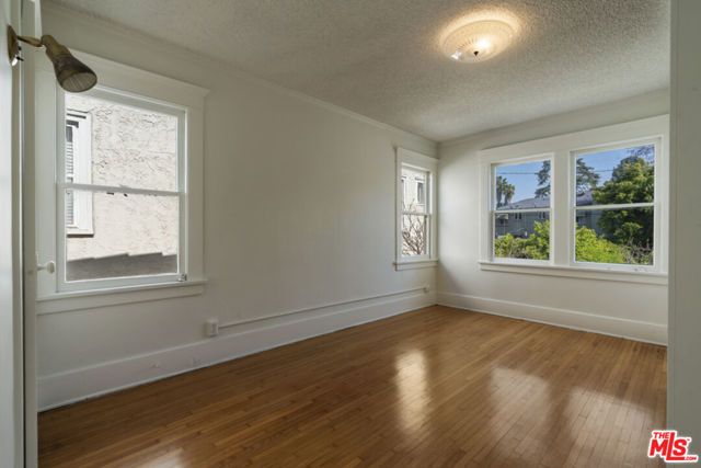 246 N Irving Boulevard, Los Angeles, CA 90004