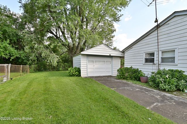 10015 Donau Ln, Louisville, KY 40272
