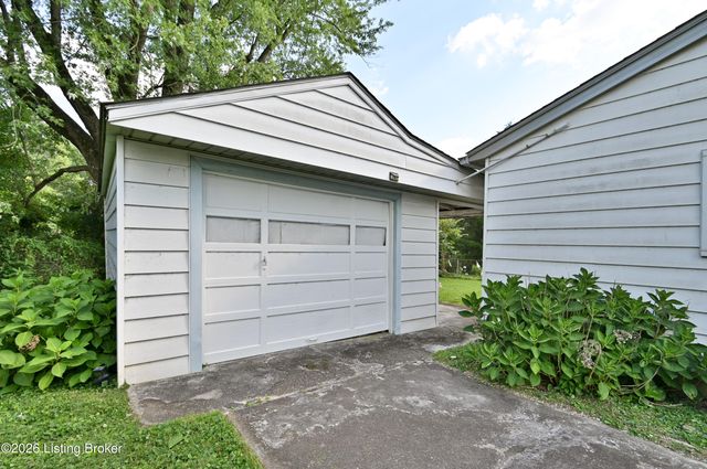 10015 Donau Ln, Louisville, KY 40272