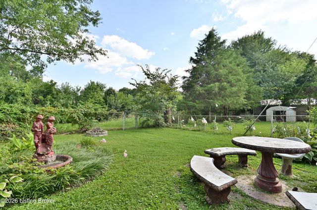 10015 Donau Ln, Louisville, KY 40272