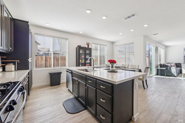 2464 Lake Club Dr, Fairfield, CA 94533