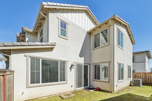 2464 Lake Club Dr, Fairfield, CA 94533