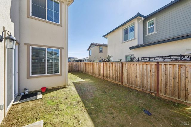 2464 Lake Club Dr, Fairfield, CA 94533