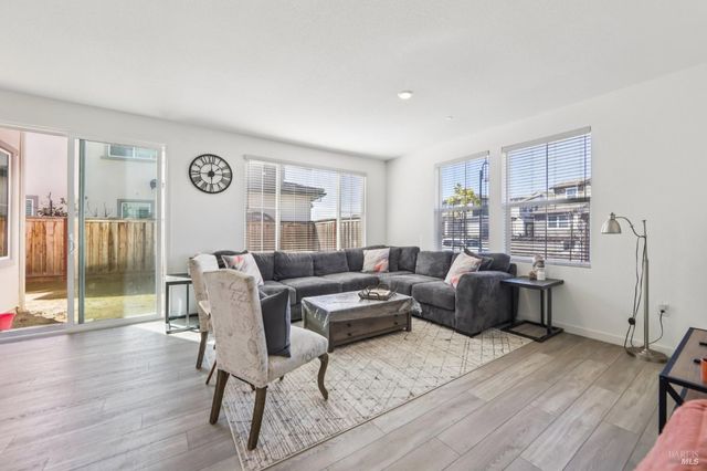 2464 Lake Club Dr, Fairfield, CA 94533