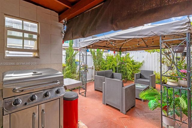 3770 W 8th Ln 27, Hialeah, FL 33012