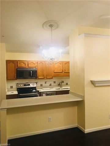 5934 W Friendly Avenue J, Greensboro, NC 27410