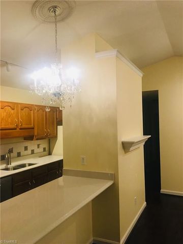 5934 W Friendly Avenue J, Greensboro, NC 27410