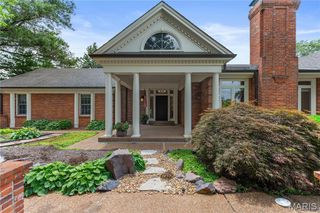 19 Woodbridge Manor Road, Creve Coeur, MO 63141