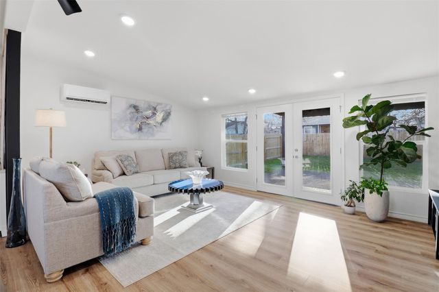 728 Driftwood LN, Cottonwood Shores, TX 78657