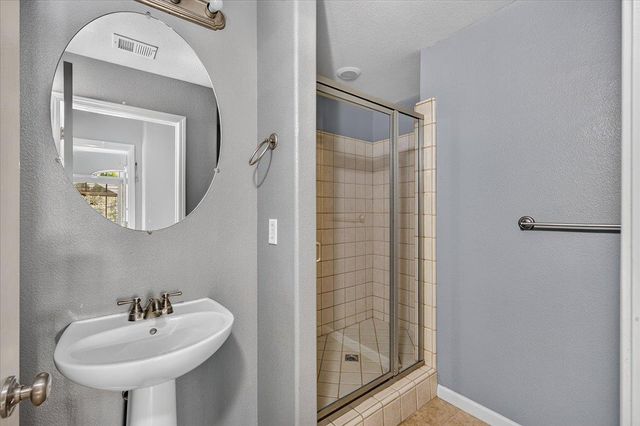 1114 E Oakmont Avenue, Fresno, CA 93730