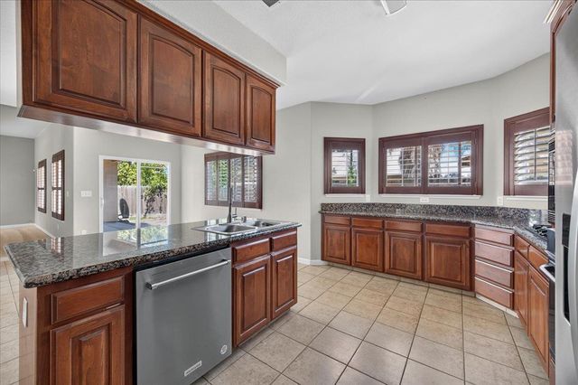 1114 E Oakmont Avenue, Fresno, CA 93730
