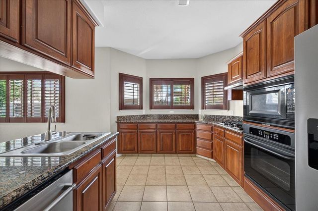 1114 E Oakmont Avenue, Fresno, CA 93730