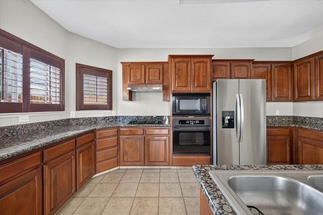 1114 E Oakmont Avenue, Fresno, CA 93730