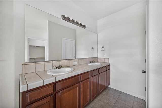1114 E Oakmont Avenue, Fresno, CA 93730