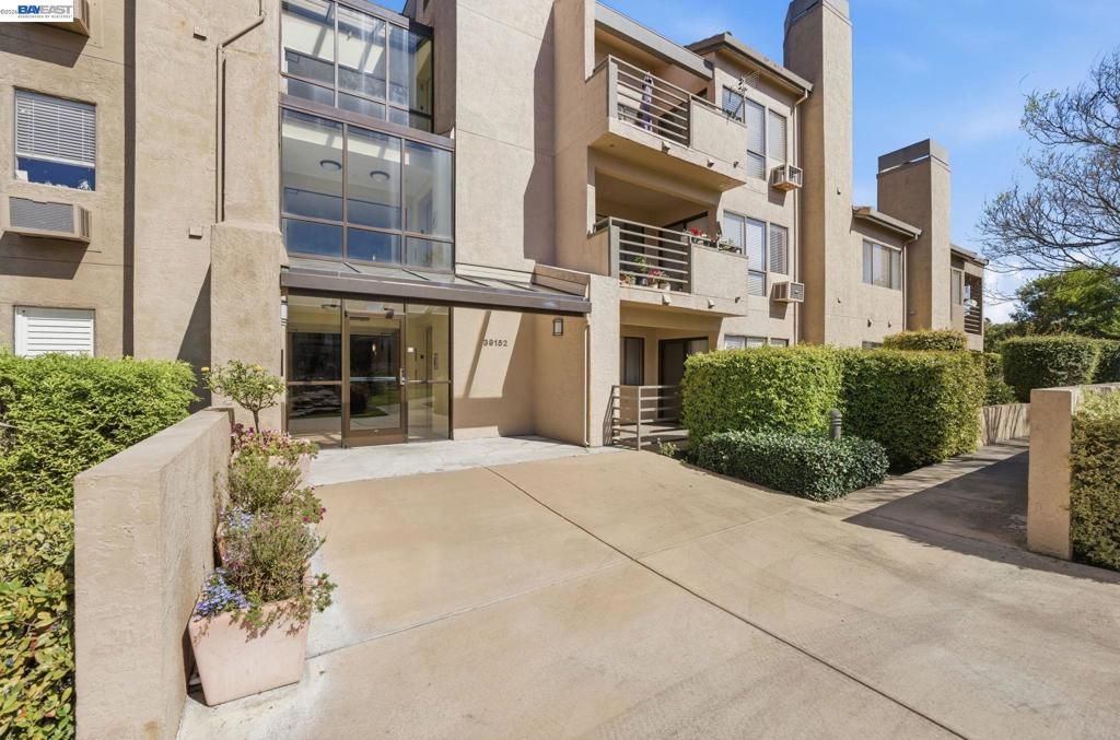 Image 17 of property listing at 39152 Guardino Dr 203, Fremont, CA 94538