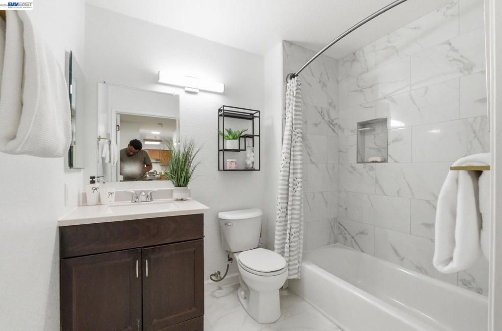 Image 18 of property listing at 39152 Guardino Dr 203, Fremont, CA 94538