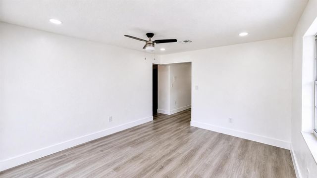 528 E Lakewood Road B, West Palm Beach, FL 33405