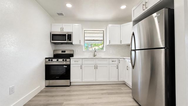 528 E Lakewood Road B, West Palm Beach, FL 33405